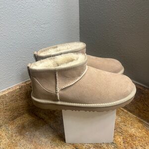 Ugg Mini boots kids size 4 New without tag color Sand No box new shoes